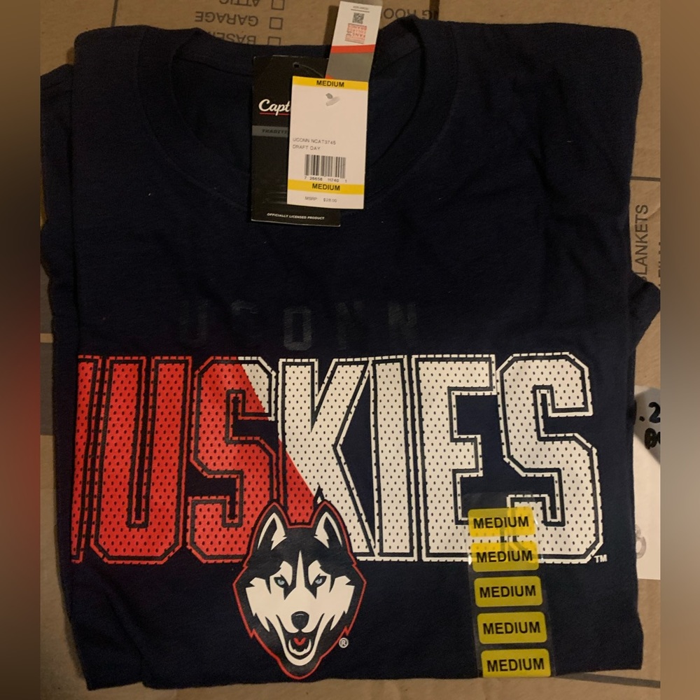 UCONN HUSKIES SHIRT